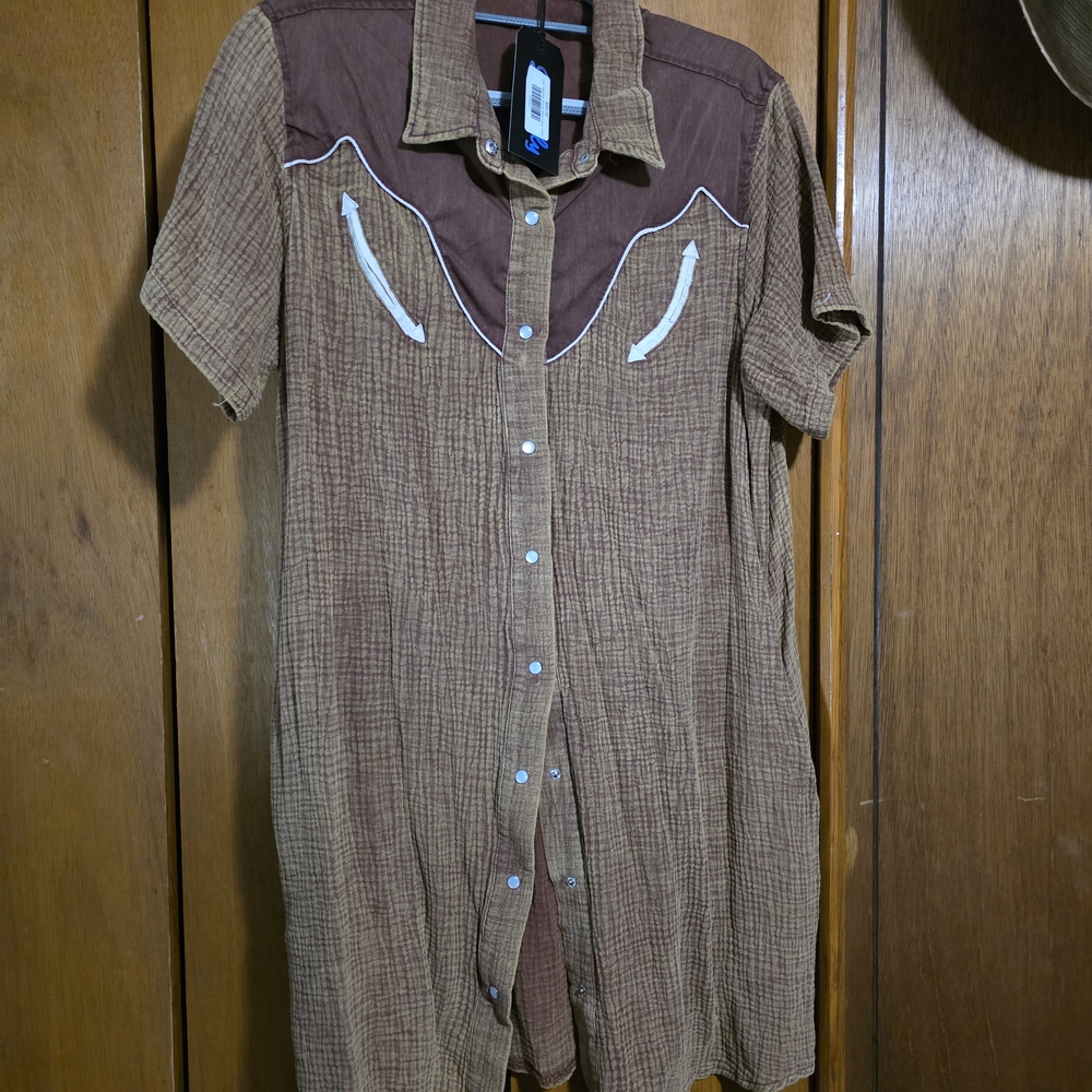 Short-Sleeve Western Shirt Dress in Brown
